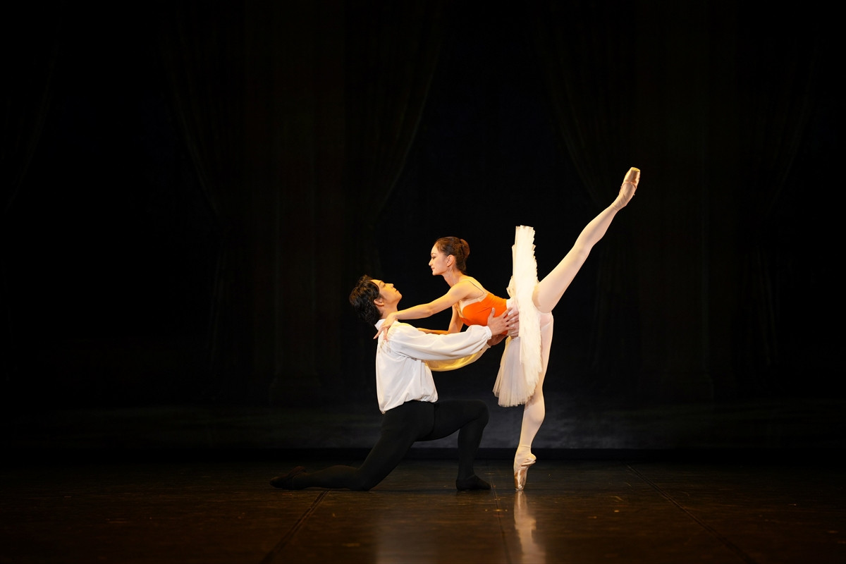 井桁弘恵「作品を紡ぎ上げていく時間はとても刺激的でした」　舞台『SWAN ―Ballet cross Reading―』開幕