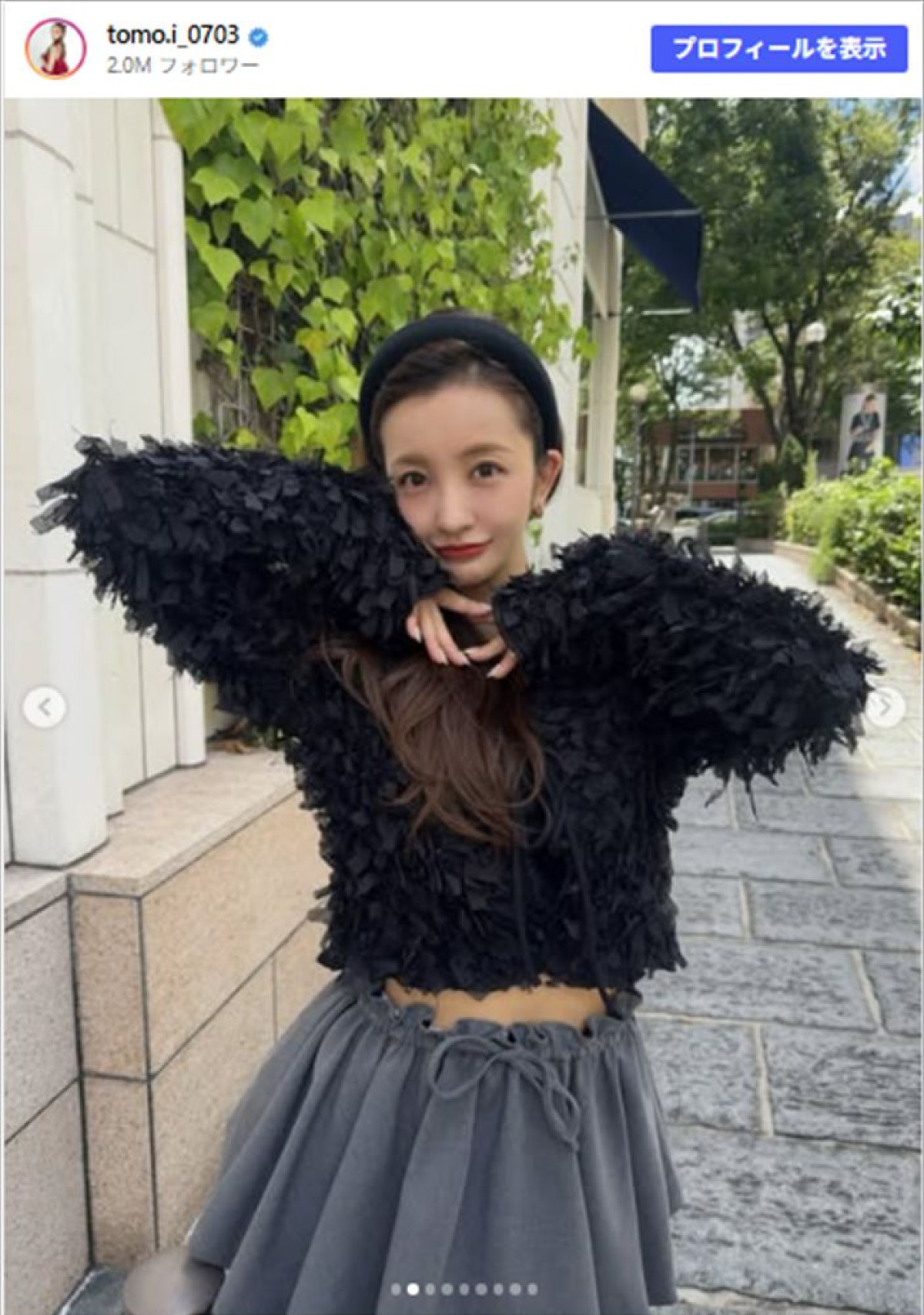 「スタイルも脚も細すぎ」板野友美、黒タイツの秋コーデショット　「アンチに負けるな」激励も