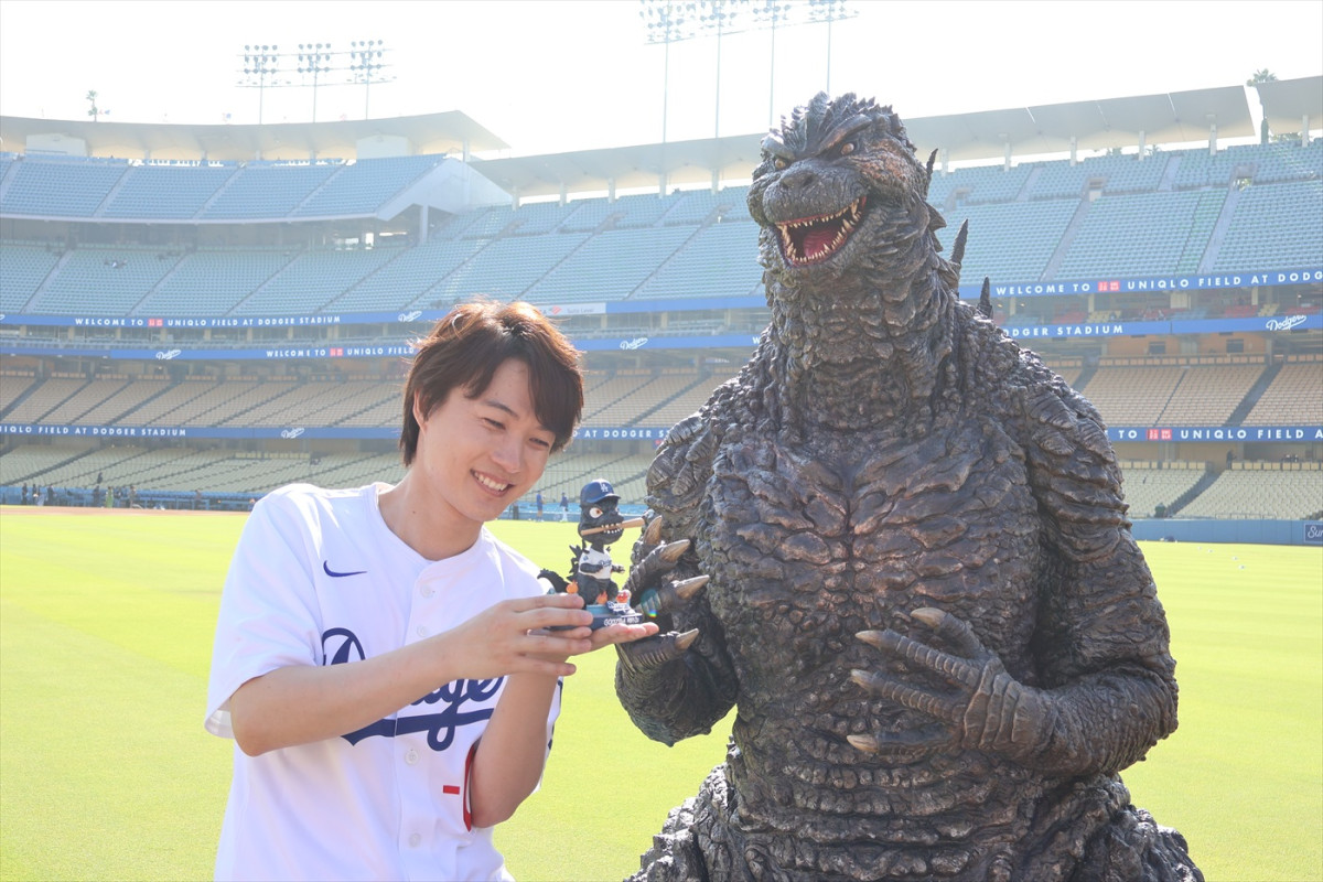 『ゴジラ-0.0』神木隆之介がドジャー・スタジアムで始球式！　キャッチャーを務めた山本由伸も驚く堂々ピッチング