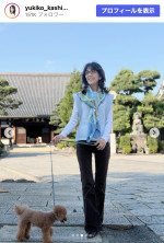 柏木由紀子、爽やかブルーのニットコーデを披露　※「柏木由紀子」Instagram