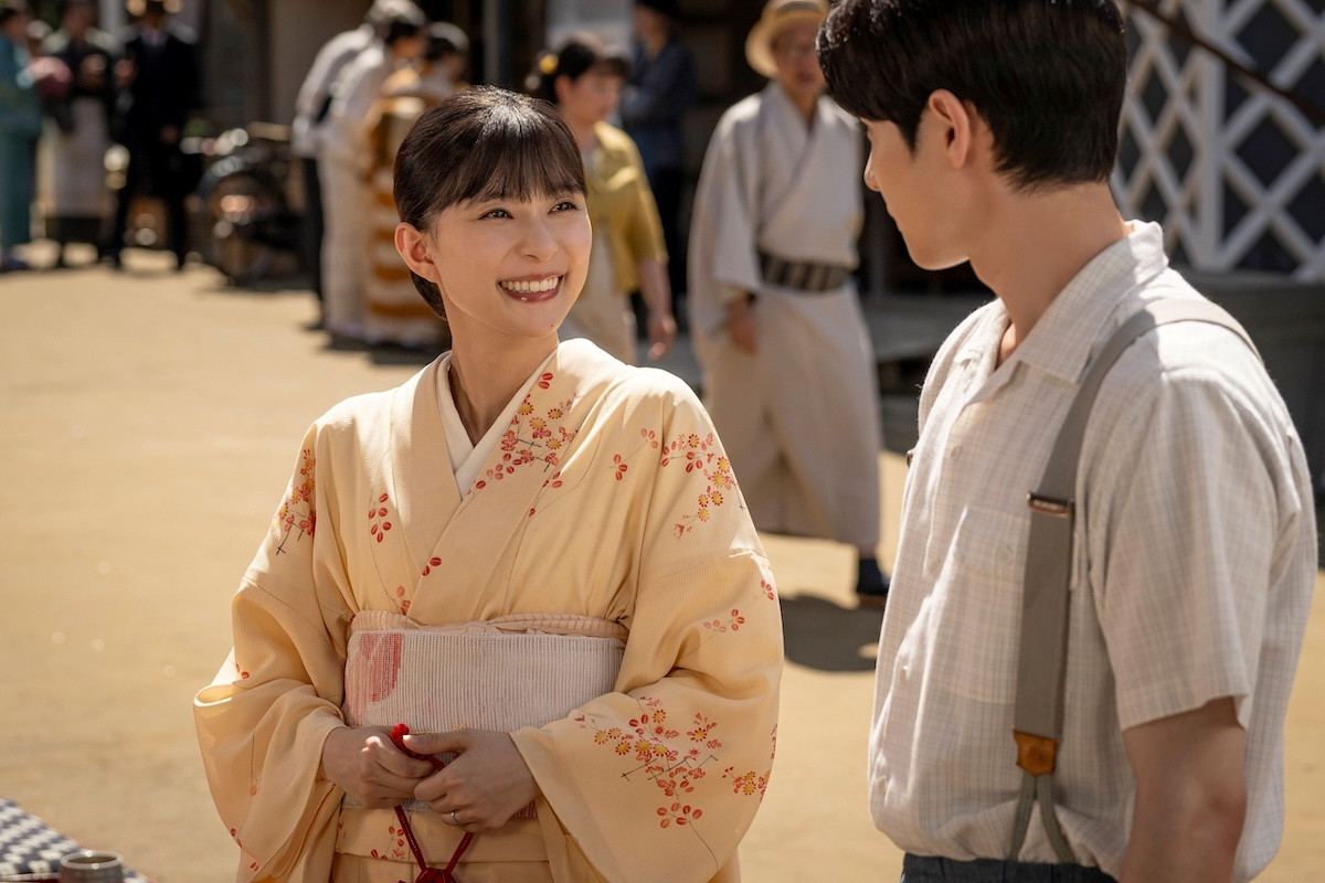 左から江端なつ美役の芳根京子、江端瀧昌役の本田響矢　ドラマ『波うららかに、めおと日和』（続編）第1話場面写真