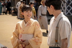 左から江端なつ美役の芳根京子、江端瀧昌役の本田響矢　ドラマ『波うららかに、めおと日和』（続編）第1話場面写真