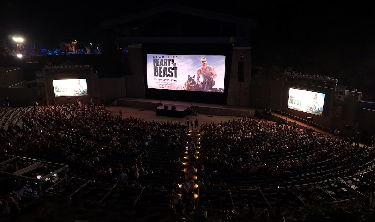 ブラッド・ピット、愛犬家の顔全開！ 『ハート・オブ・ビースト』プレミアで大型犬たちと笑顔