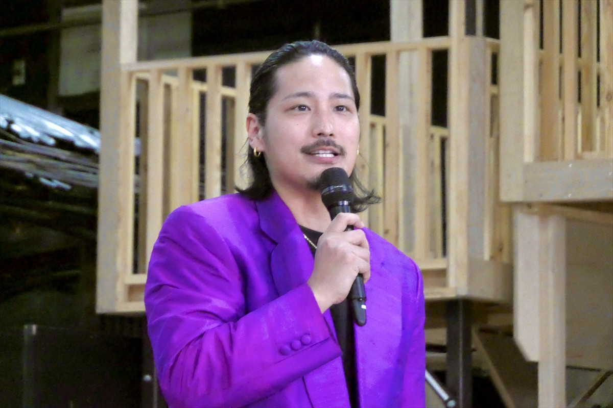 「昔からいるみたいに違和感がない」「面白すぎ」稽古場の桐山照史を駒田一＆東山義久が絶賛！／『ミス・サイゴン』稽古場レポート
