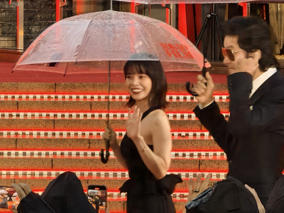 「第39回東京国際映画祭」オープニングレッドカーペットに登場した岸井ゆきの