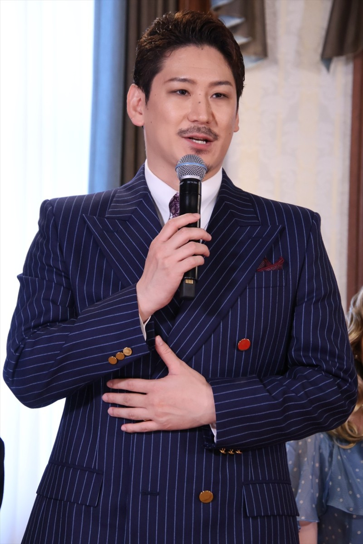 三浦宏規＆上白石萌音、舞台となるランベスでの2ショット公開　巨大パネルに苦笑い