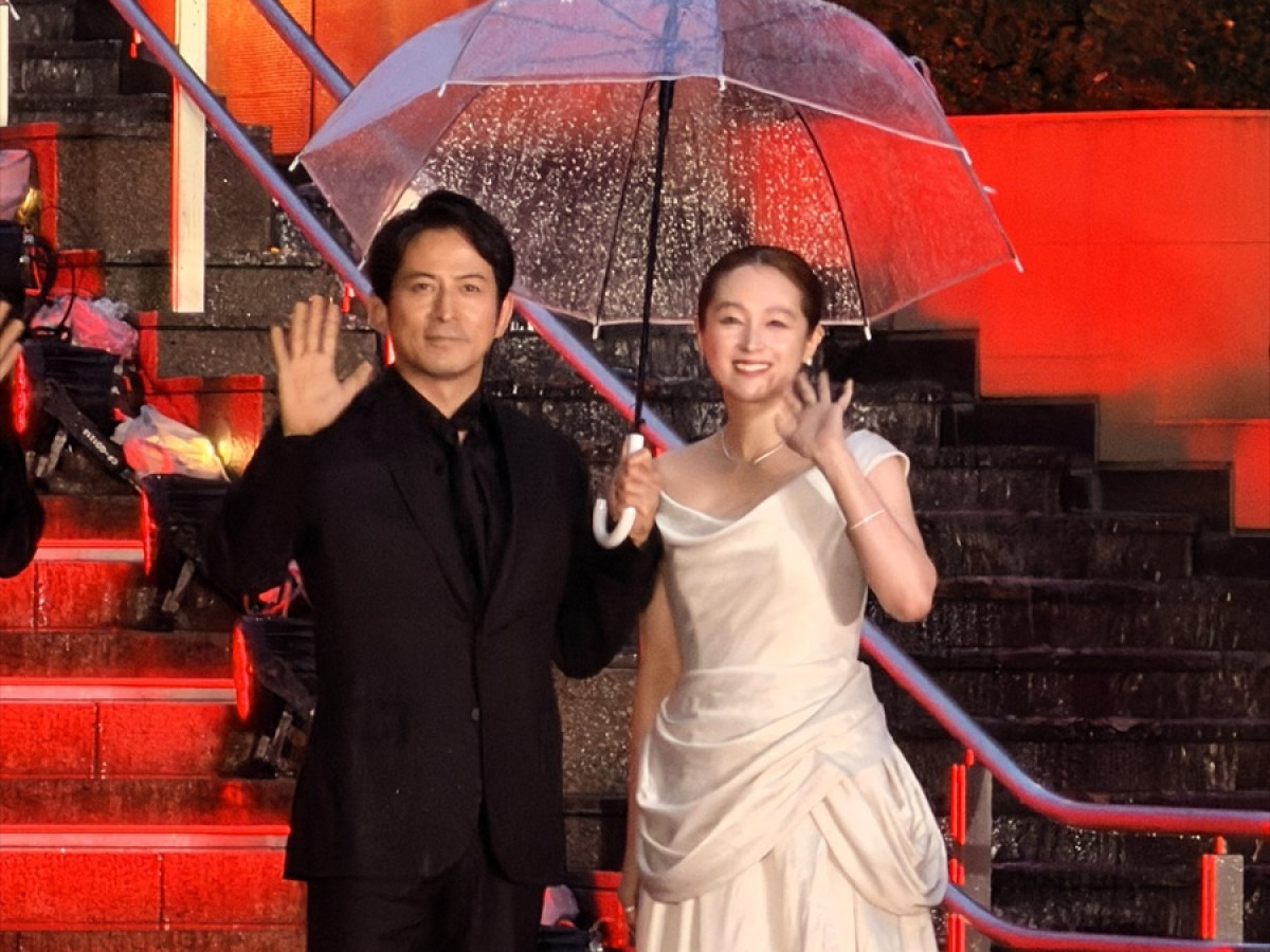 「第39回東京国際映画祭」オープニングレッドカーペットに登場した（左から）岡田准一、清野菜名