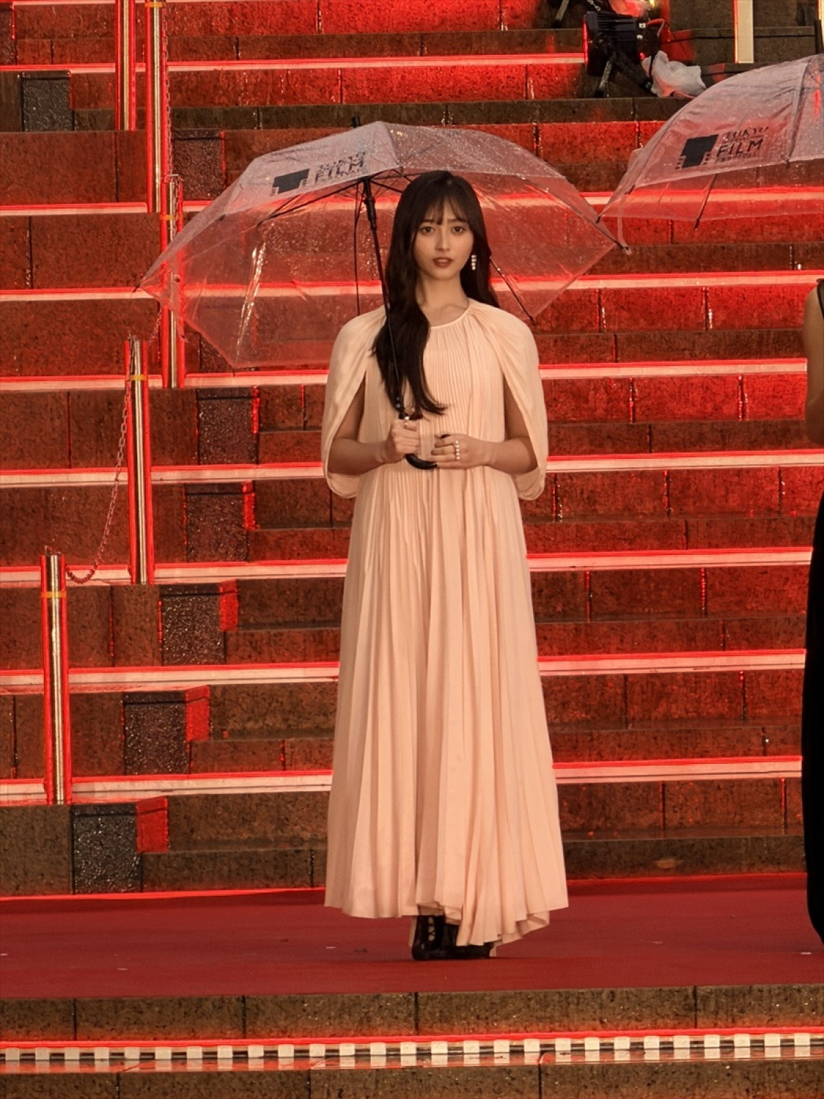 井上和、エレガントなピンクドレスで会場を魅了　南沙良はオールバックでクールに＜第39回東京国際映画祭＞