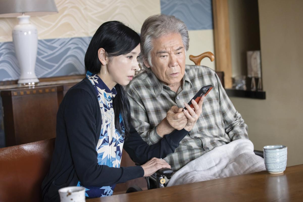毎熊克哉×小島梨里杏『月がみている』フランスで撮影した場面写真解禁　短編アンソロジー刊行も