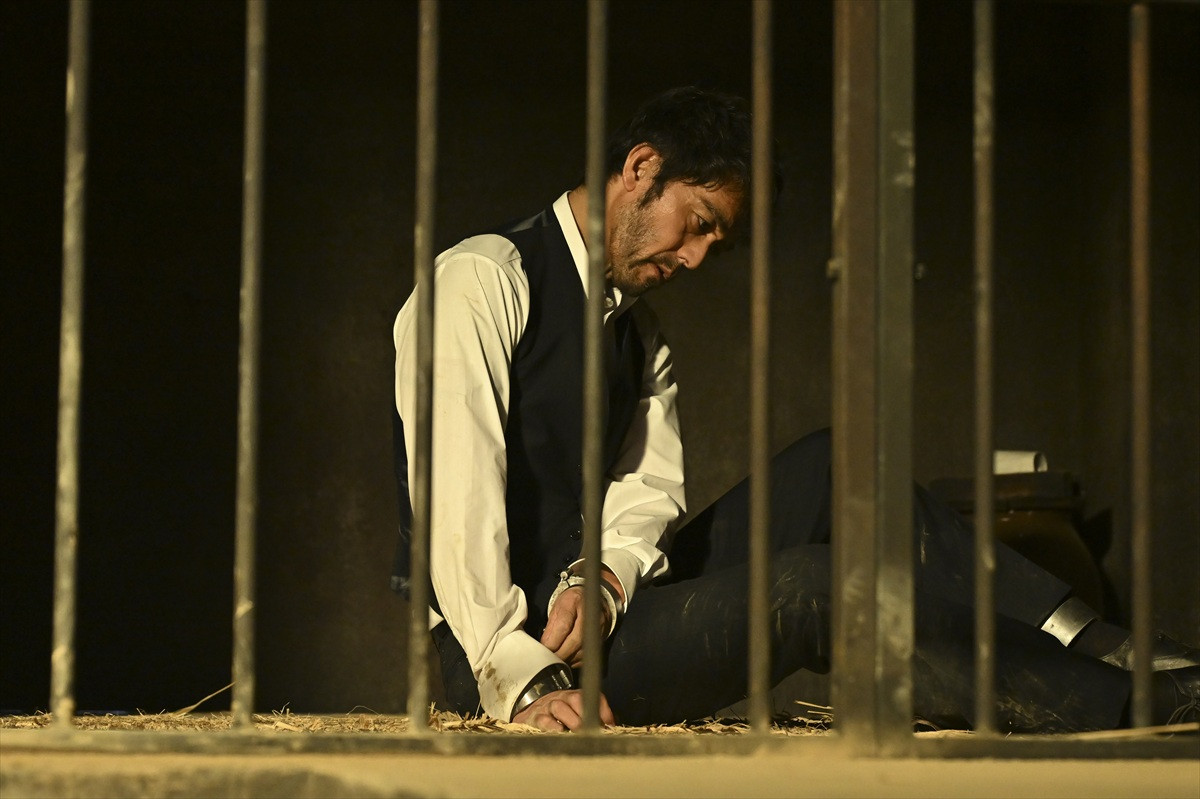 『VIVANT』“ノコル”二宮和也「お前誰だ？」“F”堺雅人との“にらみ合い”に騒然「顔が近すぎる…」「キスしそう」