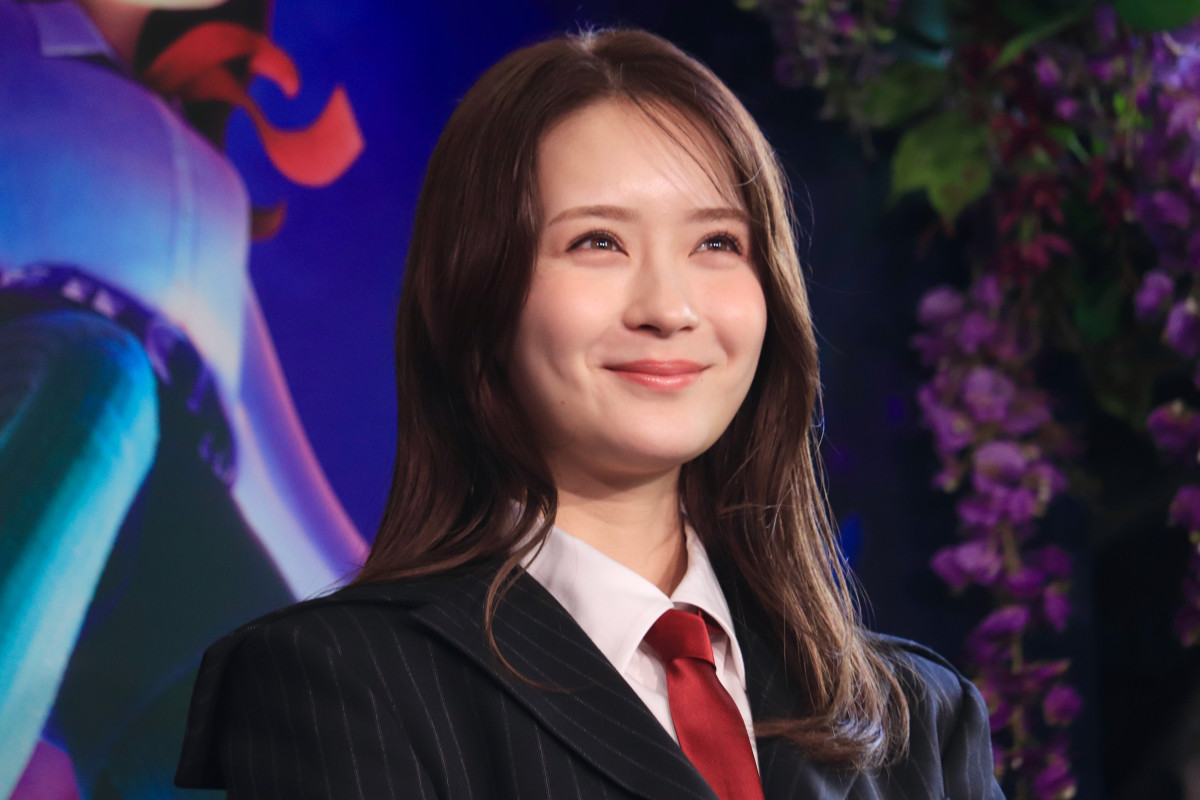 畑芽育、制服風コーデで渋谷にサプライズ登場　ミニスカート×青緑タイツを着こなす