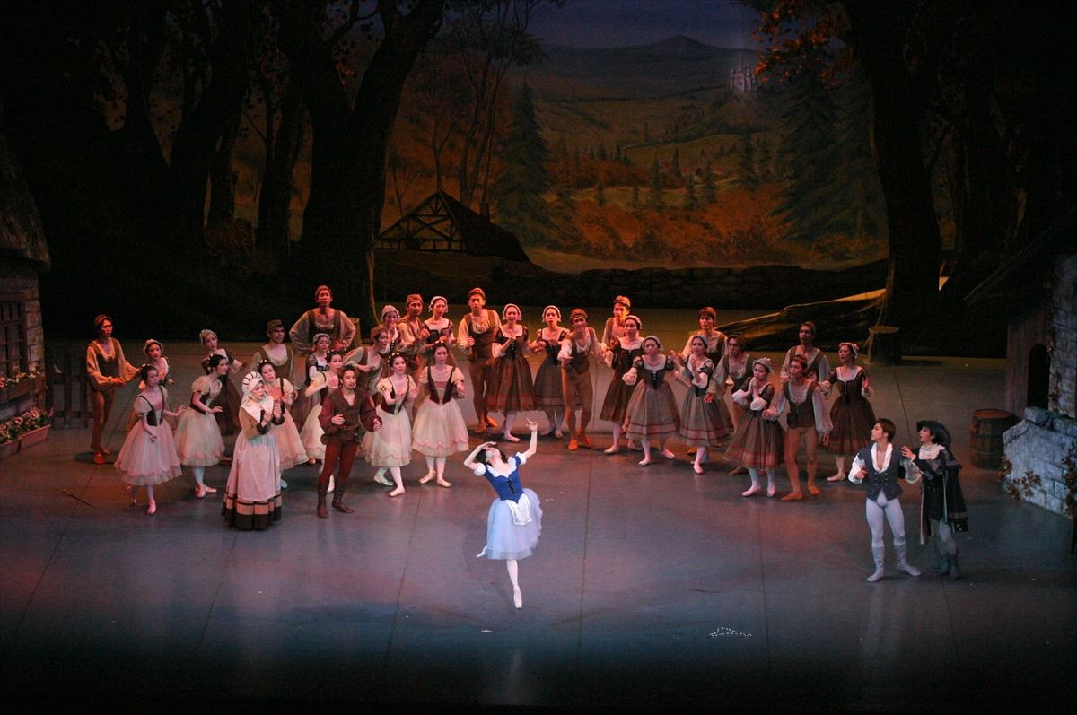 バレエ『ジゼル』77年の歴史を持つ「谷桃子バレエ団」が描く舞台の“裏側”が公開！