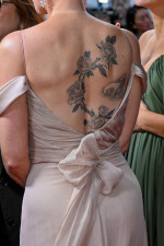 スカーレット・ヨハンソン、背中に大きなバラと子羊のタトゥー