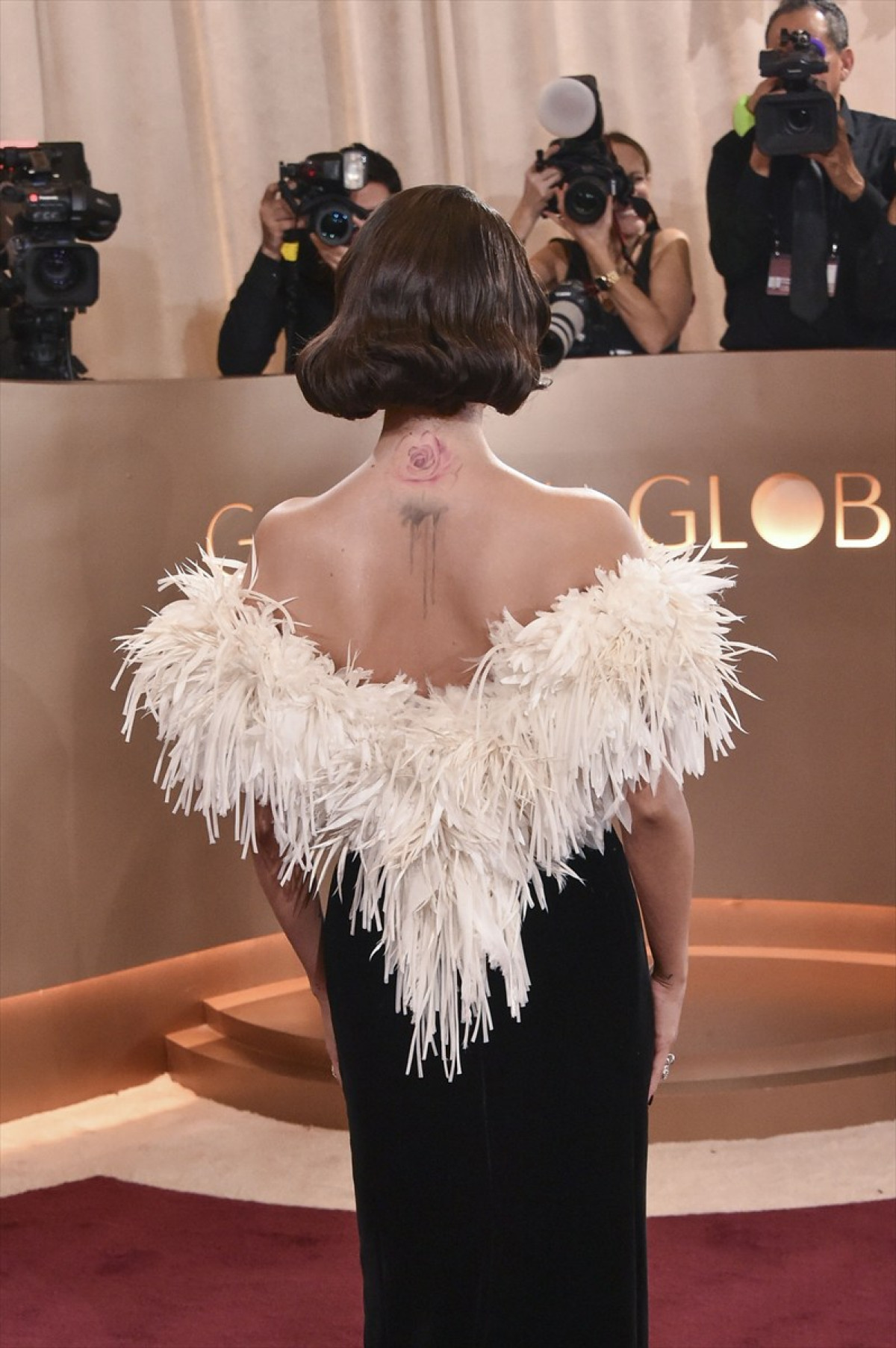 両サイドざっくりドレス＆個性派ルックも！　ブラックドレスで魅了したセレブたち