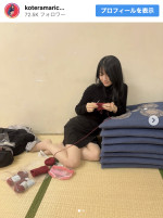 小寺真理、美脚あらわで編み物　※「小寺真理」インスタグラム