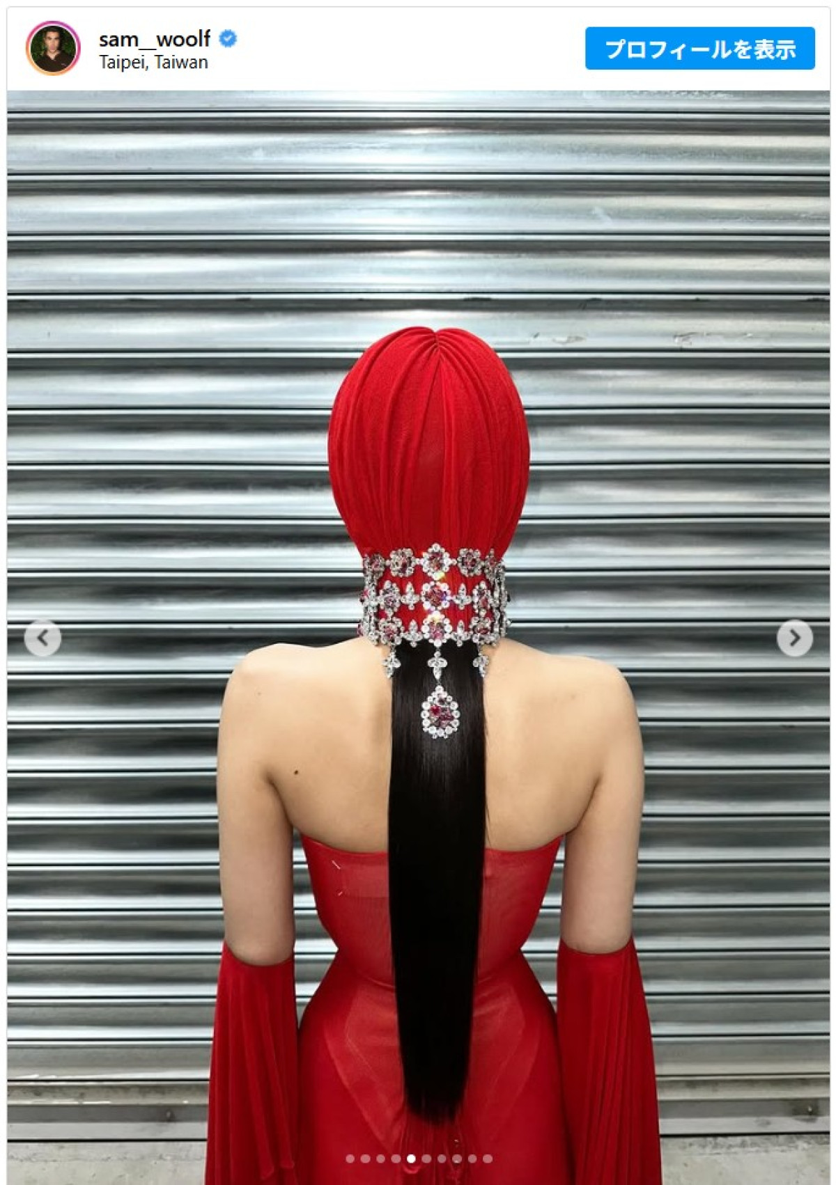 BLACKPINKジェニー、キム・カーダシアンも着た衝撃顔カバールックを披露