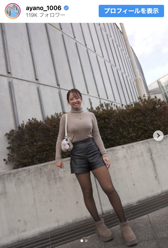 園田彩乃、黒タイツ＆ショーパンコーデを披露　※「園田彩乃」インスタグラム