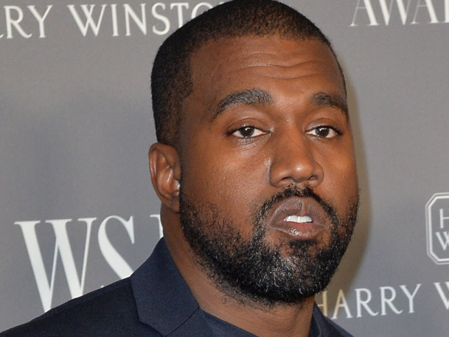 カニエ・ウェスト、反ユダヤ主義発言と鉤十字Tシャツ発売を謝罪