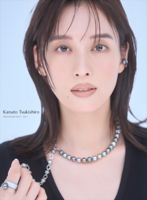 『月城かなとオフィシャルカレンダー2026.4‐2027.3』表紙イメージ（ポスター）