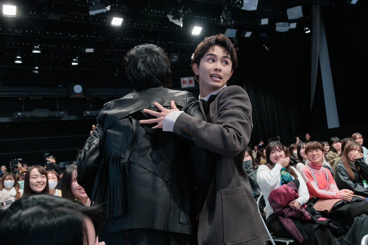 中島歩、記者会見中の寸劇で流血　超特急・草川拓弥「熱量ある方なので…」