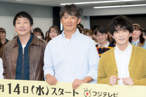 ドラマ『ラムネモンキー』制作発表会に出席した（左から）大森南朋、反町隆史、津田健次郎