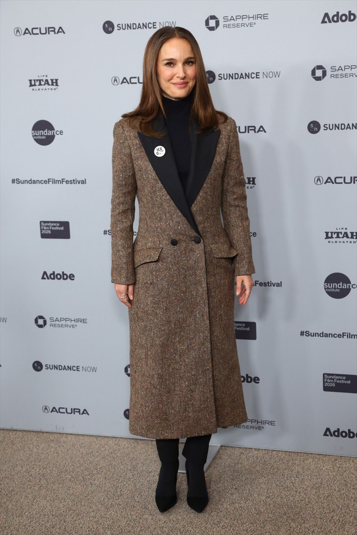 眉ブリーチに透明ポンチョ、抗議バッジ…サンダンス映画祭で視線を集めた三者三様ルック