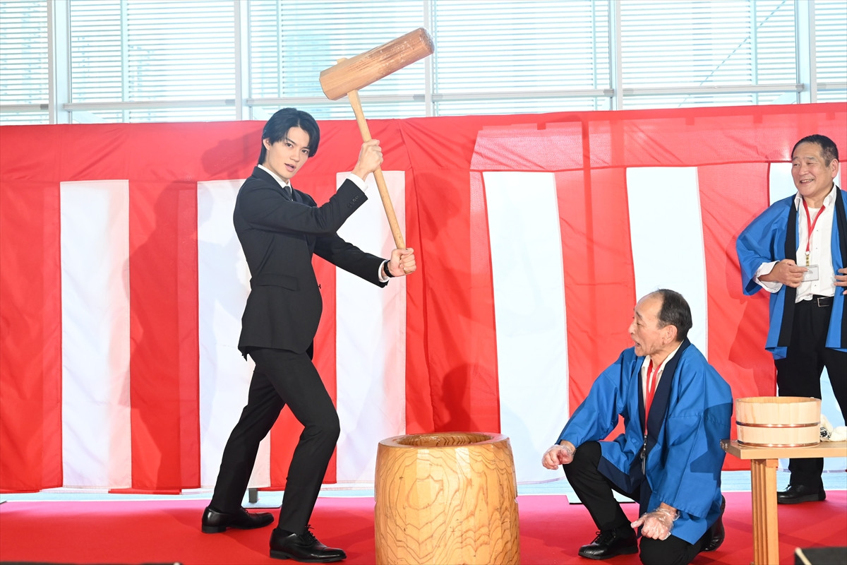 松嶋菜々子、約10kgの杵で餅つき　「全然大丈夫」と余裕の表情