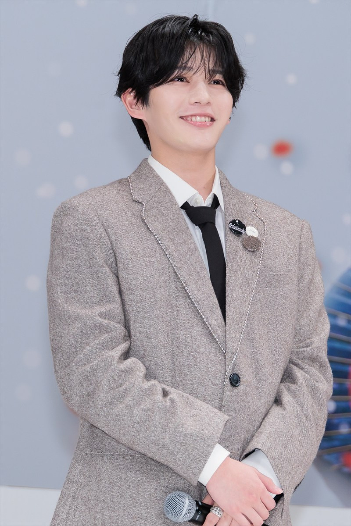 なにわ男子・長尾謙杜、母親を演じた沢口靖子をエスコート！　沢口「ほっぺが白くてプクプクッとしたところが似てる」