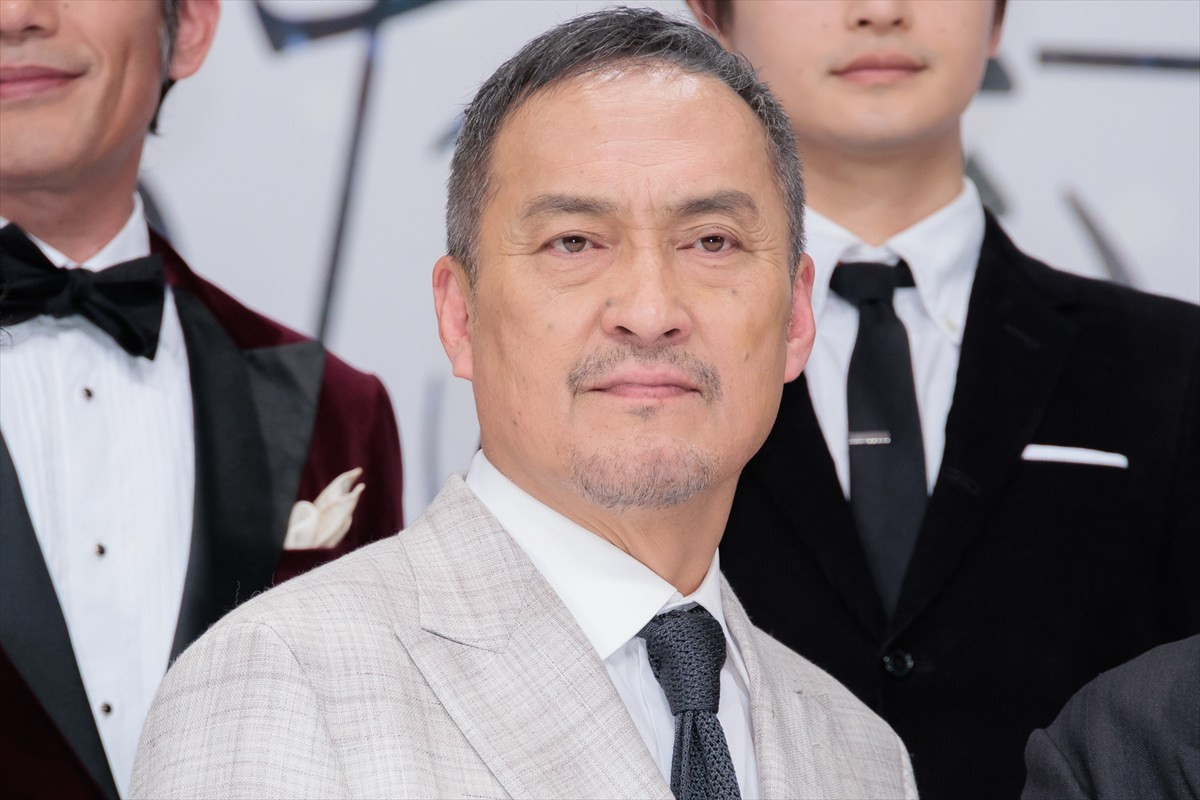 なにわ男子・長尾謙杜、母親を演じた沢口靖子をエスコート！　沢口「ほっぺが白くてプクプクッとしたところが似てる」