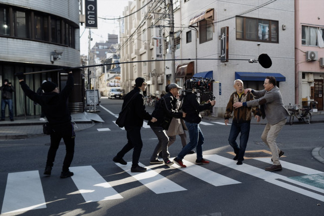 映画『レンタル・ファミリー』メイキングカットが公開