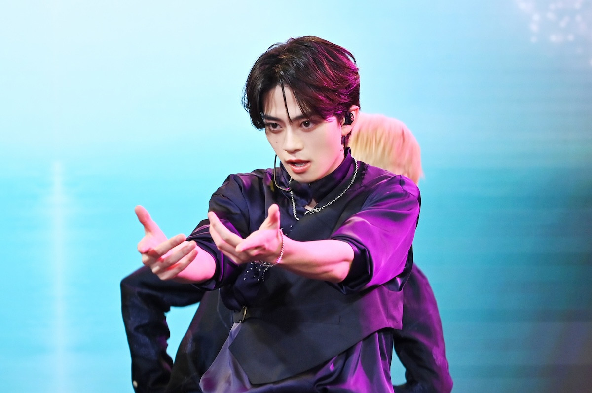 『DREAM STAGE』“吾妻”中村倫也、まさかの移動手段で登場　ネット騒然「絵になる～」「おもしれー男www」