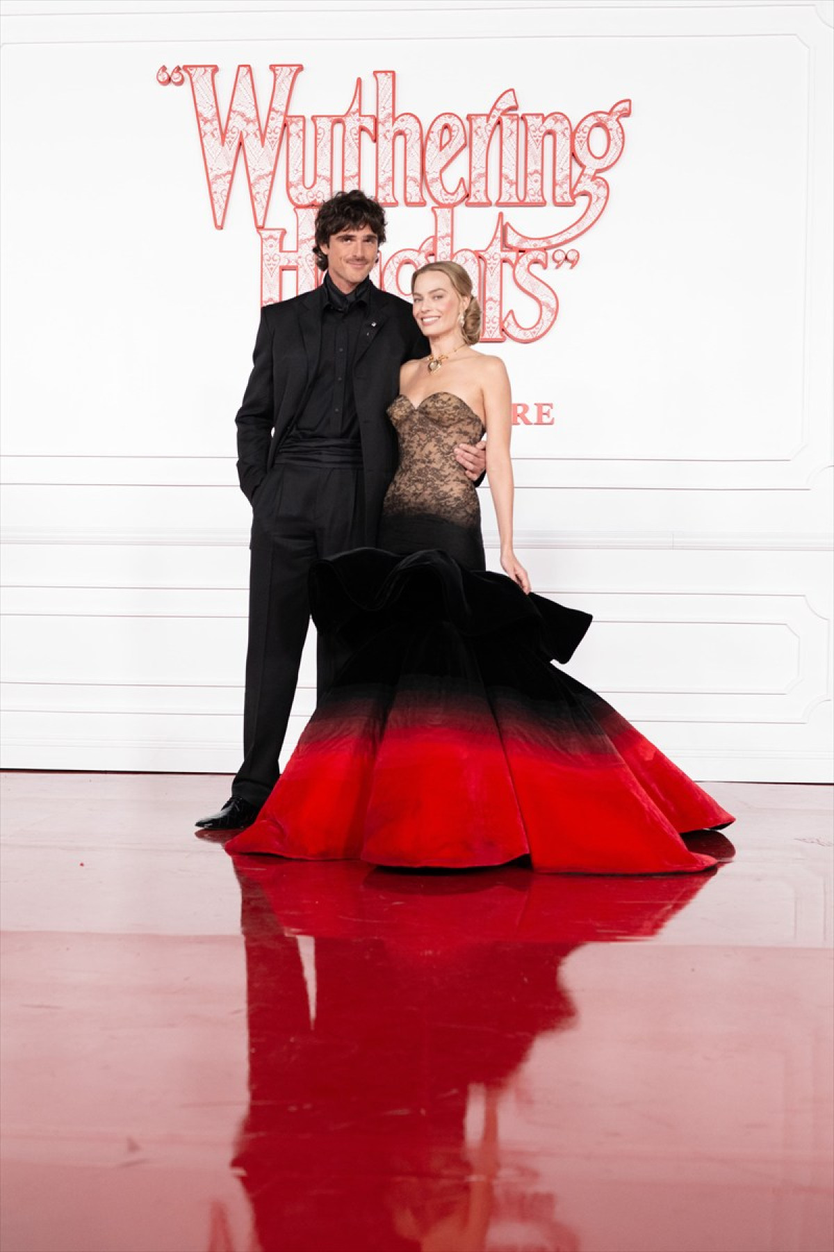 マーゴット・ロビーの姿に会場が釘付け！　圧巻のグラデーションドレスで魅了