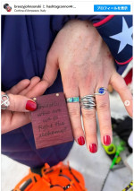 婚約指輪と共に贈られた、テイラー・スウィフトの楽曲「The Alchemy」の一節を刻んだ木のプレート　※「ブリージー・ジョンソン」Instagram