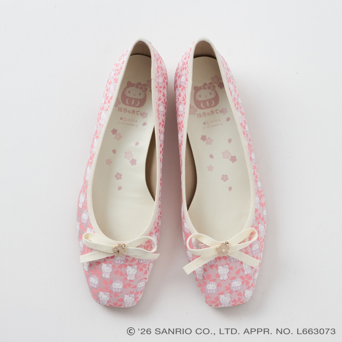 サンリオ×「ダイアナ」新シリーズ登場! 招き猫姿のハローキティを桜柄西陣織にデザイン