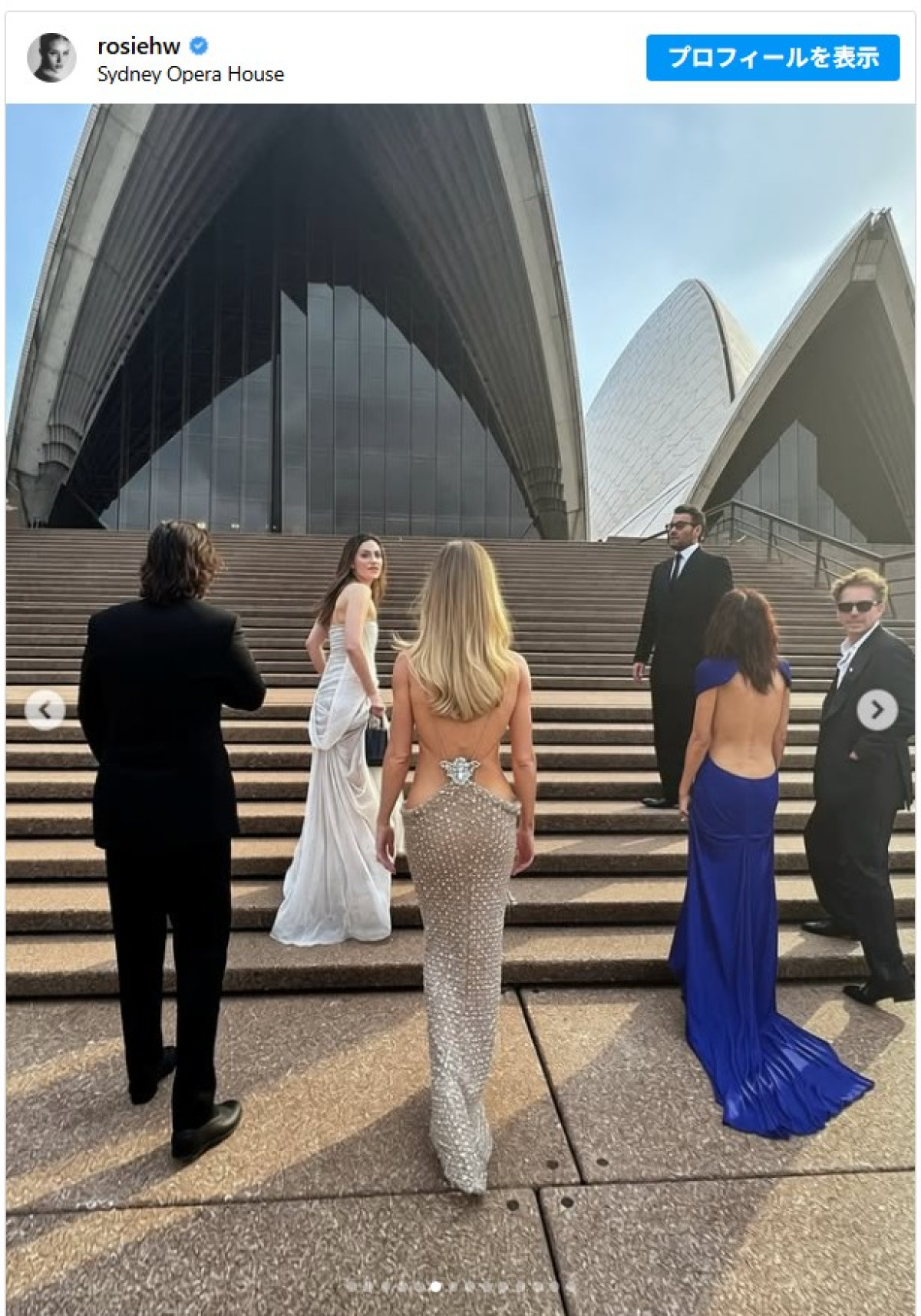 ジェイソン・ステイサムの婚約者ロージー・ハンティントン＝ホワイトリー、黄金ドレスから鍛えた腹筋をチラ見せ