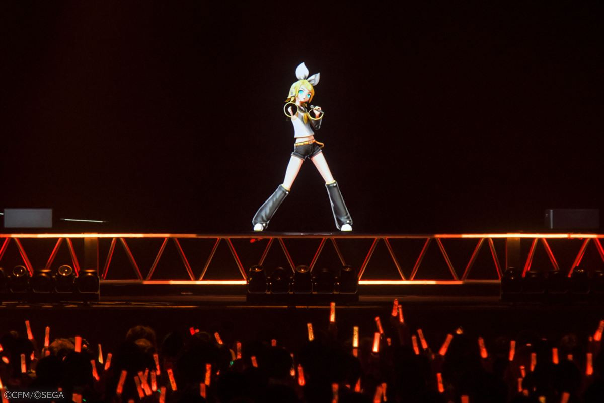 【ライブレポート】圧倒的没入感！　初音ミクがローソン50周年を祝う“ローソンミクライブ”で観る者を世界観に引き込む 