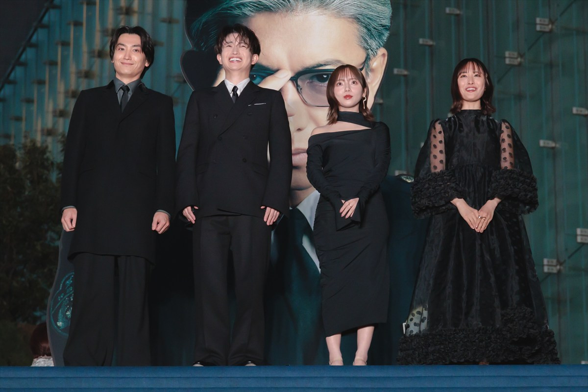 木村拓哉、『教場』舞台あいさつでポップコーン配るサプライズ　急接近に歓声