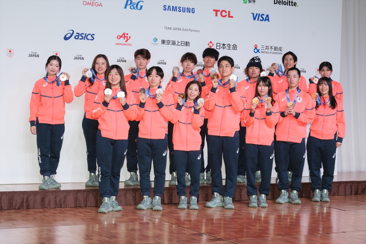 “りくりゅう”三浦璃来＆木原龍一「しばらくは好きなものを食べたい」　激闘終えメダリストたちが帰国