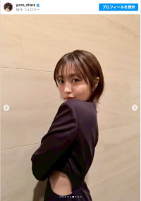 大原優乃、シックだけど脇腹がら空き！なドレス姿　※「大原優乃」インスタグラム