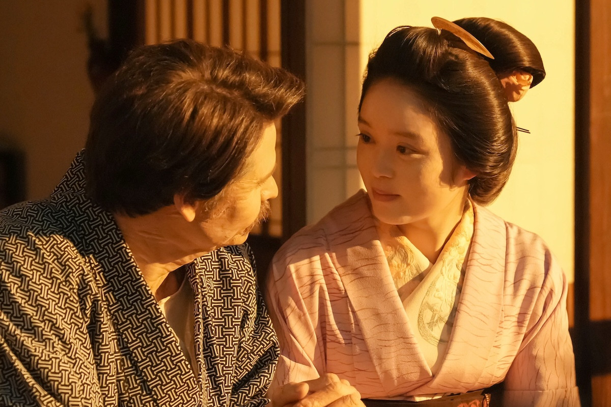 明日の『ばけばけ』“トキ”高石あかり＆“ヘブン”トミー・バストウ、夕陽を眺めながら語り合う