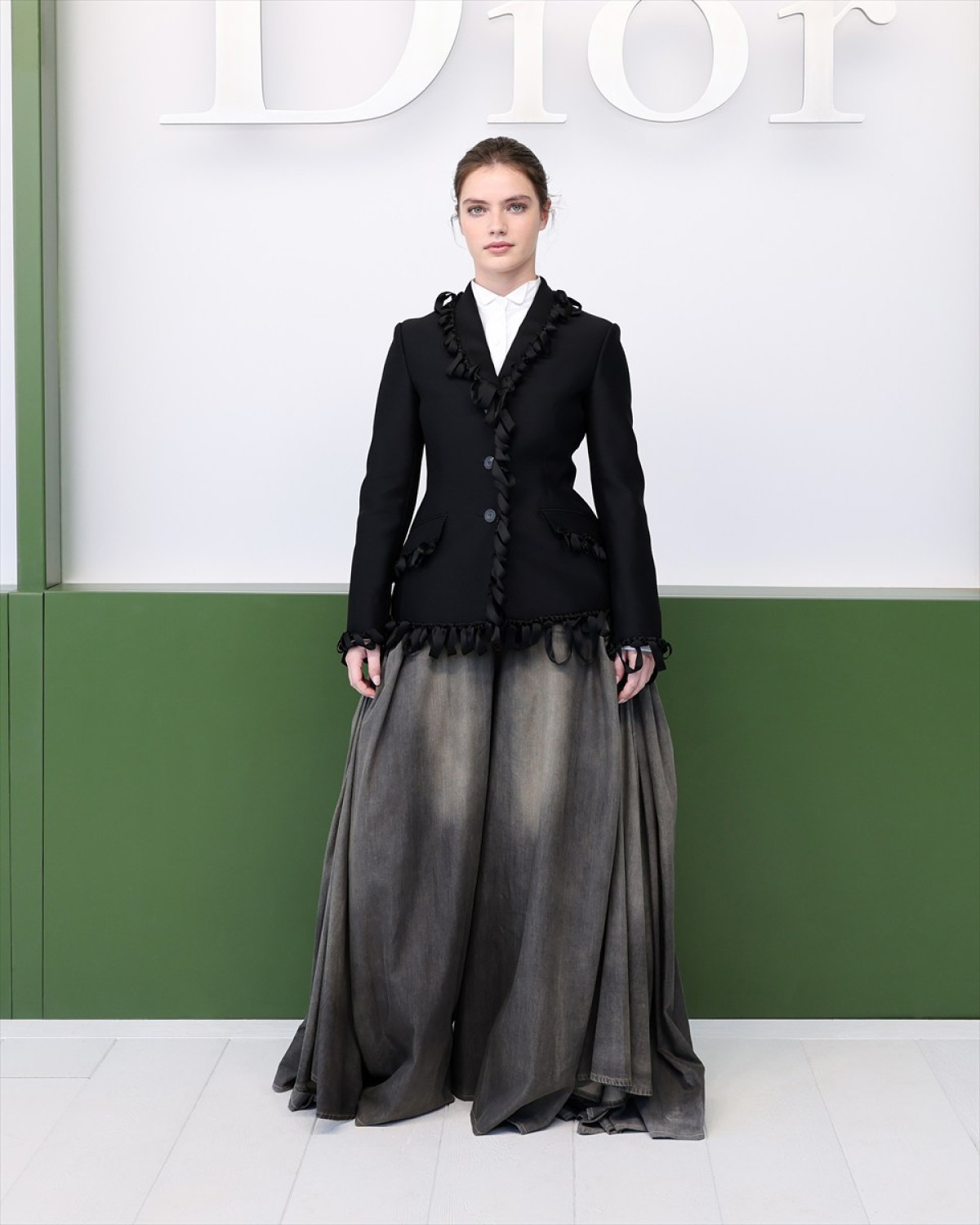 シャーリーズ・セロン、ディオールのショーでエレガントな美貌を披露　今田美桜＆河合優実らも来場