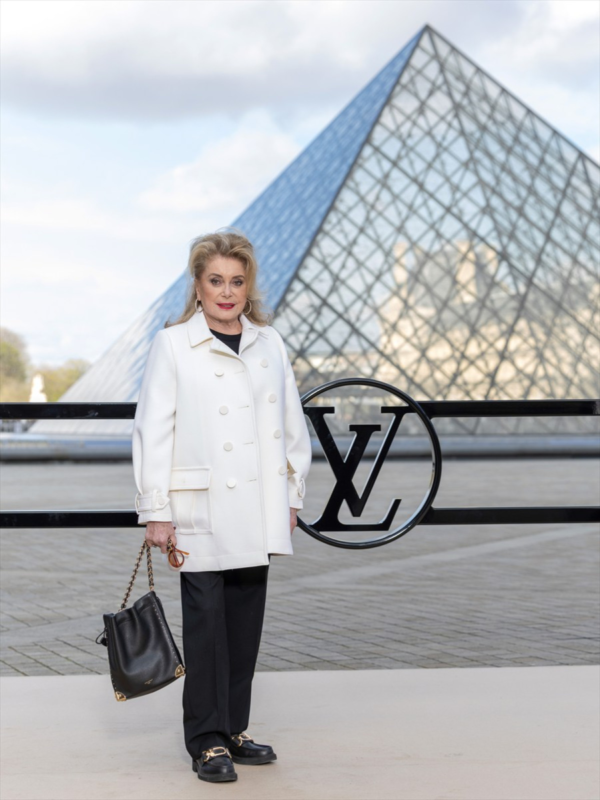 アナ・デ・アルマス、ルイ・ヴィトンのショーでキュートなメガネ姿披露　中条あやみ&BLACKPINKリサらも来場