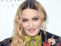 67歳マドンナ、ミニスカートでファッションショーに　美脚を披露