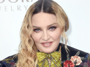 67歳マドンナ、ミニスカートでファッションショーに　美脚を披露