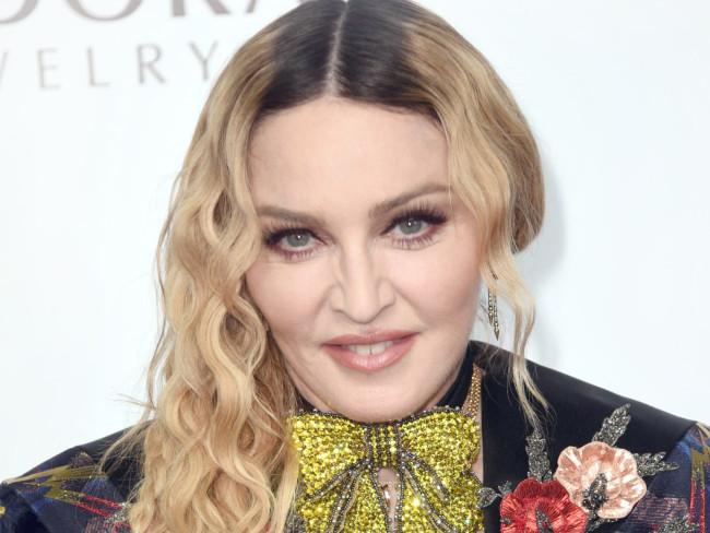 67歳マドンナ、ミニスカートでファッションショーに　美脚を披露