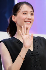 綾瀬はるか、『人はなぜラブレターを書くのか』完成披露試写会に登場