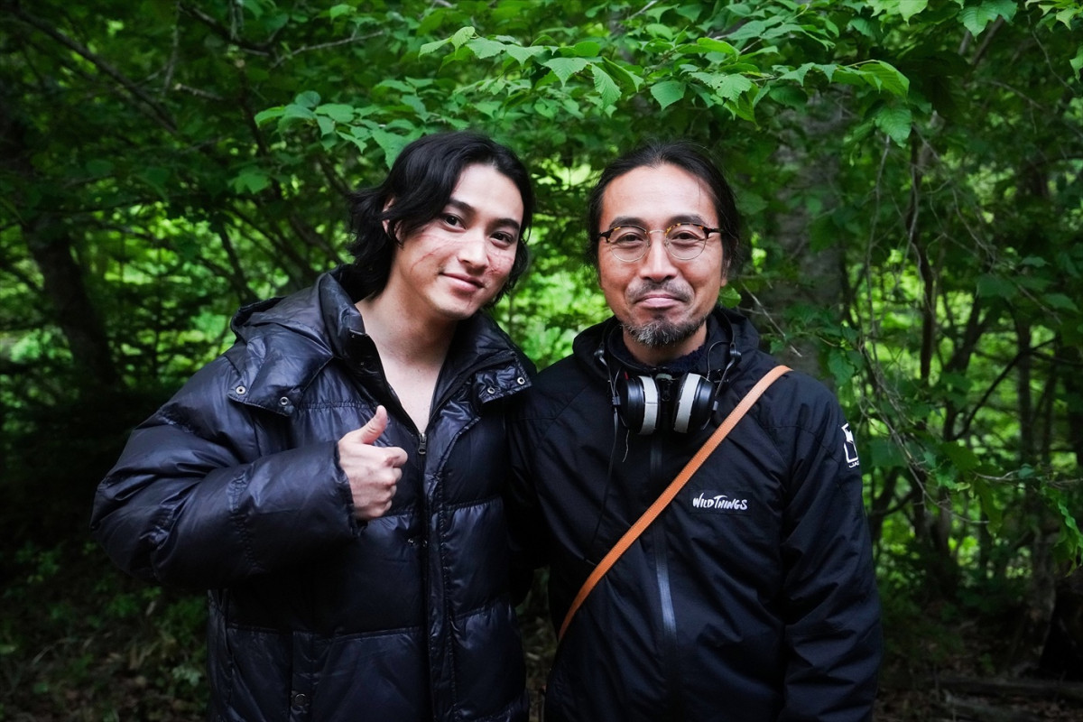 山崎賢人や山田杏奈の和やかな笑顔も！　『ゴールデンカムイ 網走監獄襲撃編』オフショット解禁