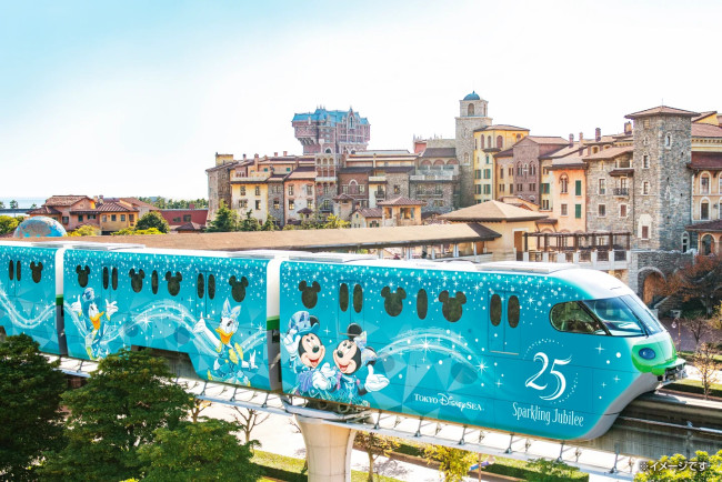 TDS“25周年記念デザイン”のモノレールが運行決定！　フリーきっぷ＆スーベニアメダルも発売へ＜ディズニーリゾートライン＞