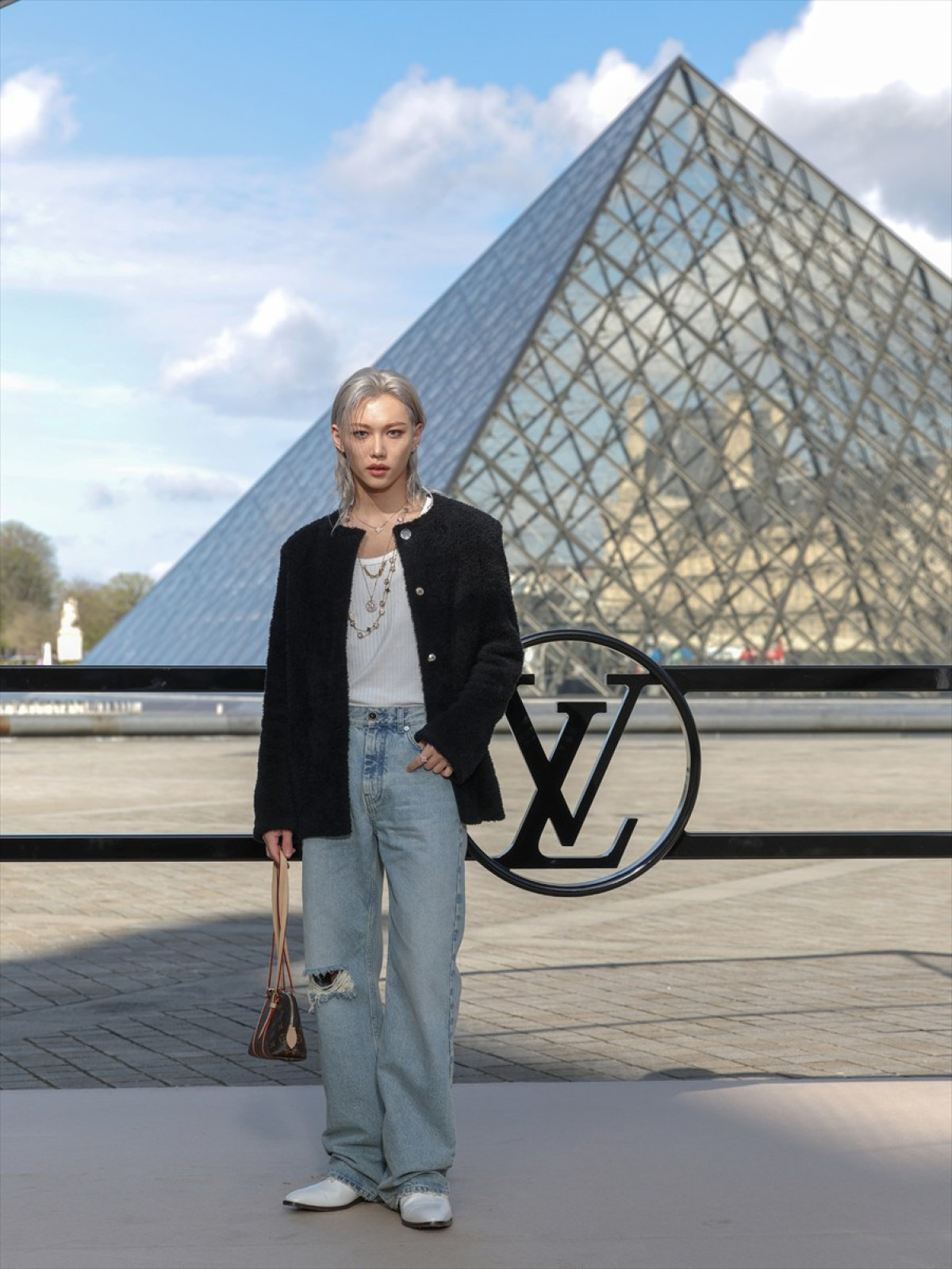 アナ・デ・アルマス、ルイ・ヴィトンのショーでキュートなメガネ姿披露　中条あやみ&BLACKPINKリサらも来場