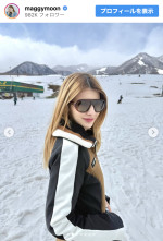 マギー、スタイリッシュなスキーウェア姿　※「マギー」インスタグラム